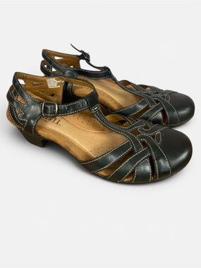 Cobb Hill by New Balance Black Leather T-Strap Low Heel Sandals
